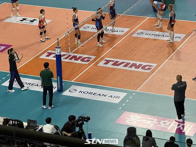 김연경(좌측 하단)이 마르첼로 아본단자 감독(우측 하단)과 유쾌한 신경전을 펼치고 있다. 삼산=사진┃강의택 기자