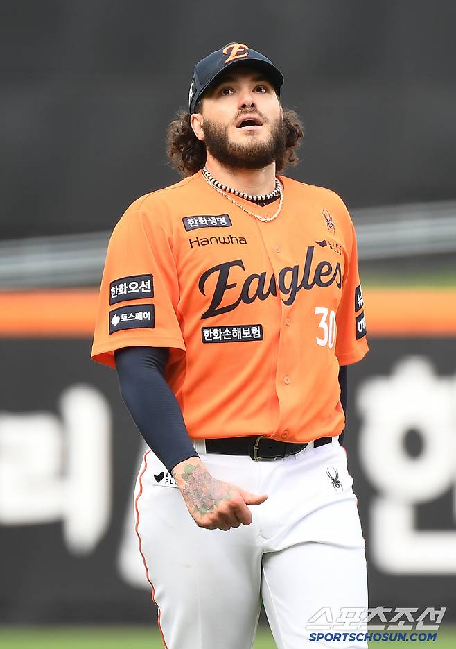 17일 대전 한화생명볼파크에서 열린 SSG-한화전. 8회에도 마운드에 오른 폰세가 17 탈삼진을 달성한 후 돌아가신 어머니 생각에 눈물을 흘리기 시작했다. 대전=정재근 기자 cjg@sportschosun.com/2025..5.17/