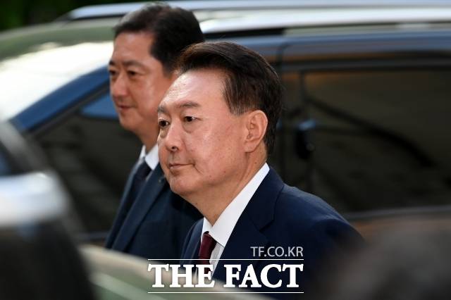 내란 우두머리 혐의로 기소된 윤석열 전 대통령이 12일 서울 서초구 중앙지법에서 열린 세 번재 공판을 마친 뒤 차량으로 이동하고 있다. 2025.05.12 사진공동취재단