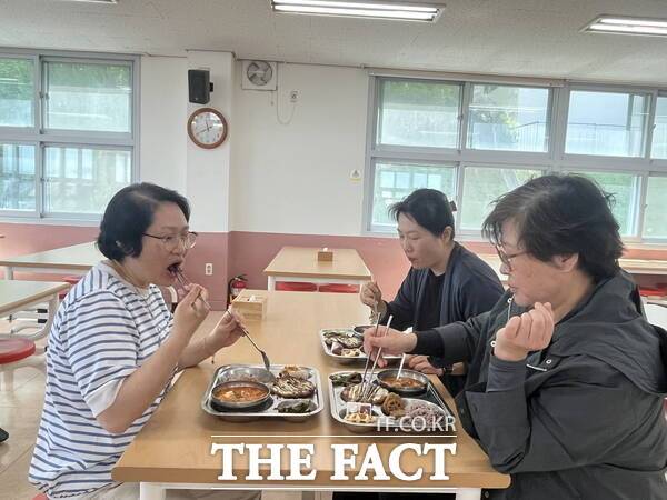 동명중학교 학부모들이 학교 급식을 직접 시식하고 있는 모습 /정예준 기자