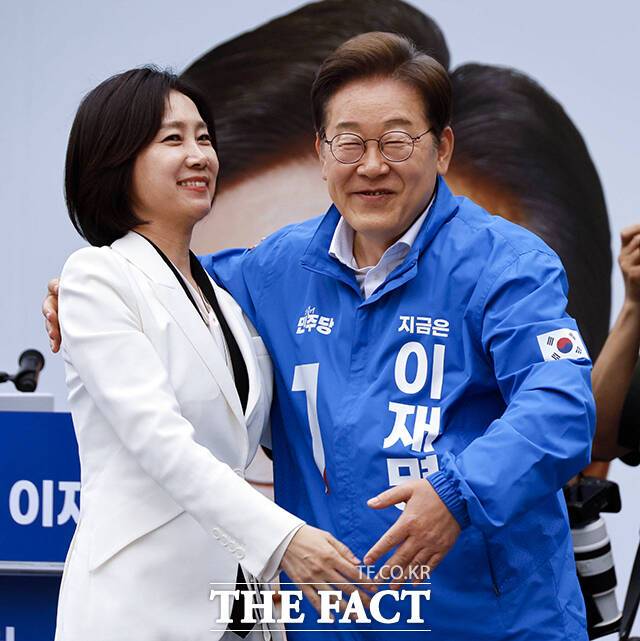 이재명 더불어민주당 대선후보(오른쪽)가 19일 서울 영등포구 타임스퀘어에서 열린 유세에서 허은아 전 개혁신당 대표와 인사를 하고 있다. /배정한 기자