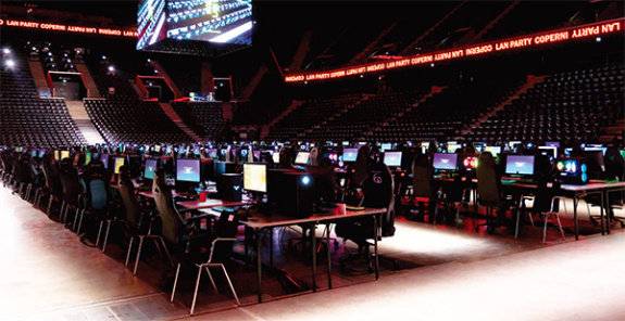 e스포츠 경기장, 섬유 스프레이 드레스, 로봇 개 등 매 시즌 다채로운 요소를 활용해 ‘기술과 패션의 융합’을 보여주는 코페르니.