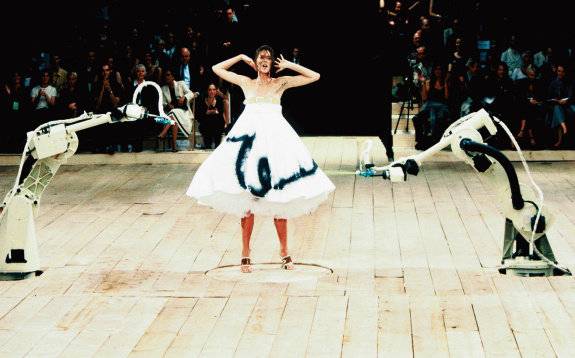 1999년 알렉산더 맥퀸의 컬렉션에서 모델 샬롬 할로의 흰 드레스에 로봇 팔이 검정 물감을 뿌리는 장면은 지금까지도 회자된다.