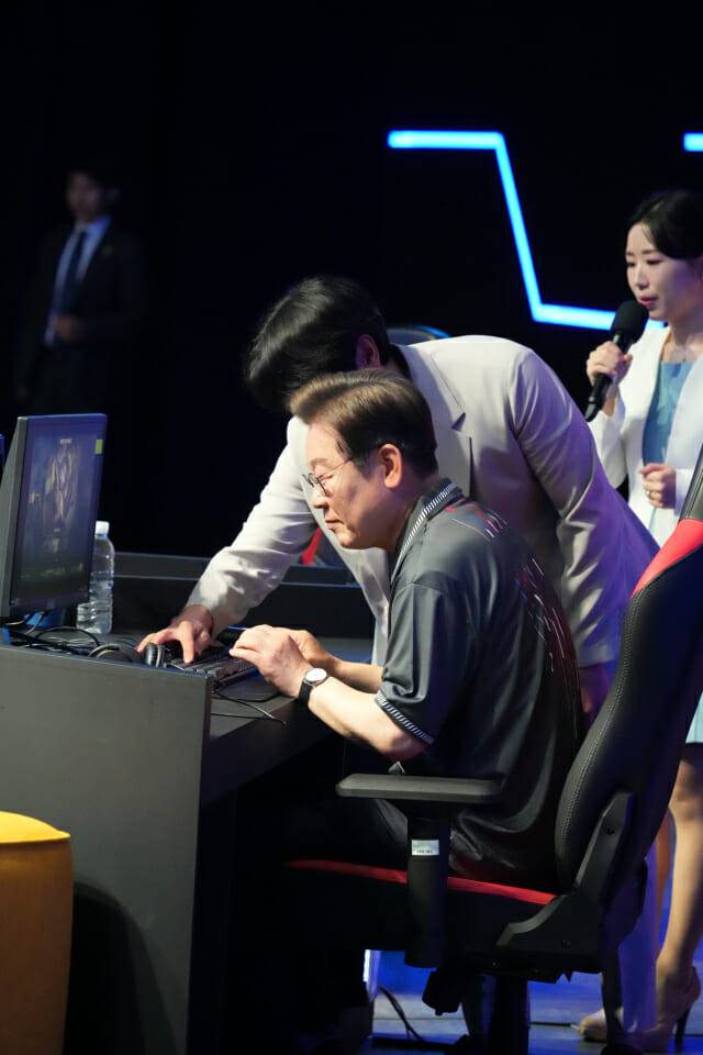 '리그오브레전드(LOL)'를 플레이하는 이재명 더불어민주당 대통령 후보. 사진=강유정 의원실