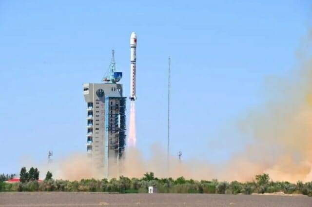 지난 14일 중국 북서부 주취안위성발사센터에서 창정2D 로켓이 발사됐다. 이 로켓에는 ‘삼체 군집컴퓨터’라고 불리는 우주 슈퍼 컴퓨터 구축을 위한 위성 12기가 실렸다. (사진=중국항공우주과학기술공사)