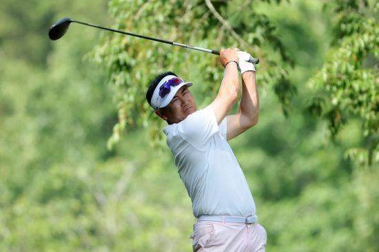 양용은이 PGA 투어 챔피언스 리전스 트레디션 4라운드 2번 홀에서 티샷을 하고 있다. 버밍햄(미국)=AFP연합뉴스