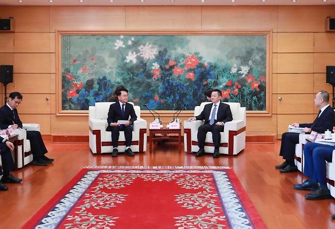 중국 다롄시를 방문 중인 육동한 춘천시장(사진 가운데 왼쪽)이 19일 천샤오왕(旺) 다롄시장과 면담하고 있는 모습. 춘천시는 천 시장이 육 시장에게 춘천시와 자매도시로의 관계 격상 강화를 제안했다고 밝혔다. 사진=춘천시청 제공