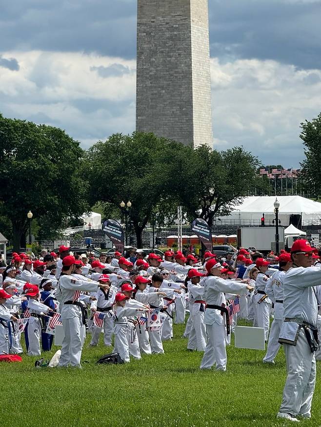 18일 미국 워싱턴 DC 백악관 맞은 편 잔디밭에서 열린 태권도 축제에서 현지 수련생들이 단체로 '태극 1장' 품새를 시연하고 있다. /박국희 특파원