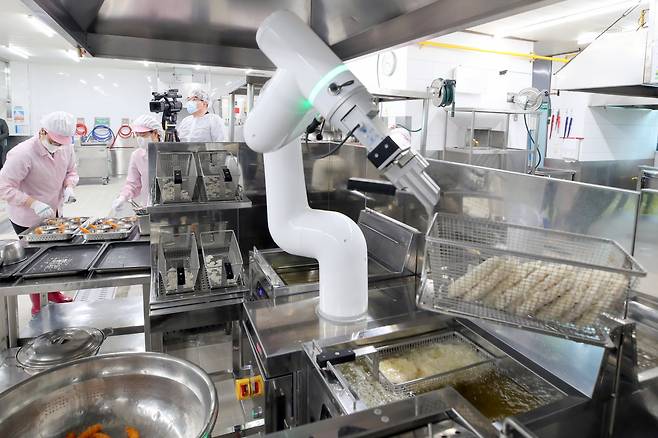 지난 2월 광주 송원고등학교 식생활관 '송원관'에서 열린 '급식 로봇 기증식 및 시연회'에서 협동로봇 전문 기업 뉴로메카의 'INDY' 모델이 튀김 요리를 선보이고 있다. /김영근 기자