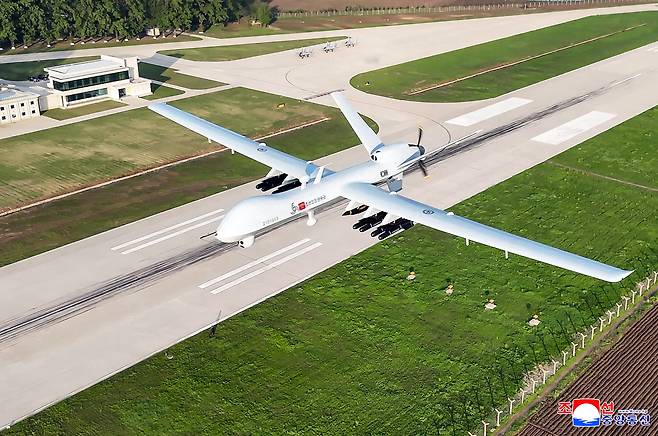 북한이 17일 공개한 무인공격기./조선중앙통신 연합뉴스