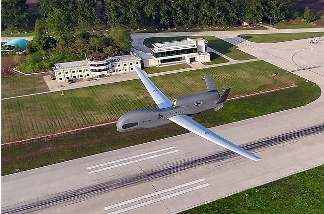 북한 노동신문이 17일 보도한 반항공전투 및 공습훈련 기사에 등장한 북한 무인정찰기./노동신문 뉴스1