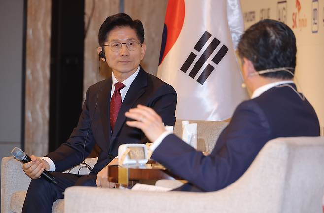 국민의힘 김문수 대선 후보가 19일 서울 종로구 포시즌스 호텔에서 열린 주한미국상공회의소(암참) 간담회에서 제임스 김 암참 회장과 대담을 하고 있다./연합뉴스