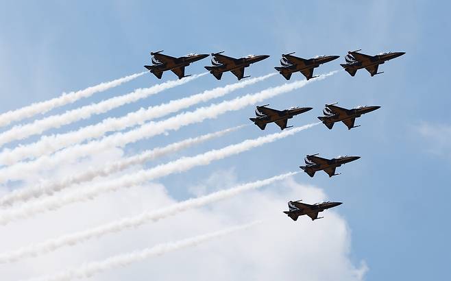 지난 17일 경기도 수원시 공군 제10전투비행단에서 열린 '스페이스 챌린지 2025 in 수원'에서 공군 특수비행팀 블랙이글스가 곡예비행을 하고 있다. /연합뉴스