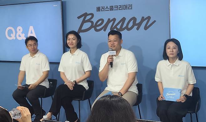 19일 오전 서울 강남구 신사동 압구정로데오역 근처에 위치한 '벤슨 크리머리 서울(이하 벤슨 1호점)' 기자간담회에서 운영진들이 질의응답을 받고 있다. 왼쪽부터 조현철 베러스쿱리머리 제품 개발 팀장, 차승희 한화갤러리아 브랜드 담당 상무이사, 오민우 베러스쿱크리머리 대표, 이상희 베러스쿱크리머리 마케팅 팀장. /민영빈 기자