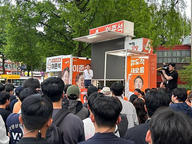 이준석 개혁신당 대선 후보가 19일 오후 광주광역시 북구 전남대학교 후문에서 유세하고 있다. /광주=김민국 기자