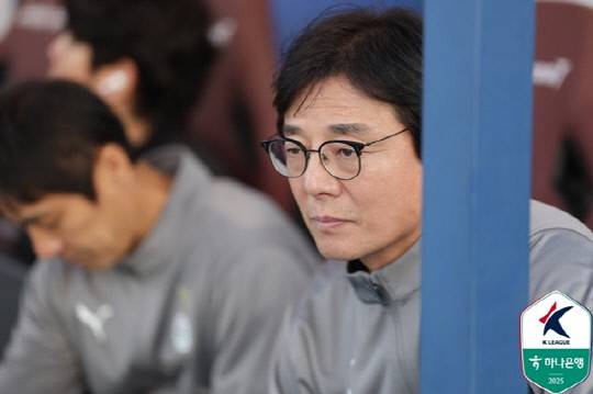 K리그1 1위를 유지하고 있는 대전하나시티즌이 18일 수원FC에 0대 3 참패를 당하며 고비를 맞았다. 사진은 황선홍 감독. 한국프로축구연맹 제공