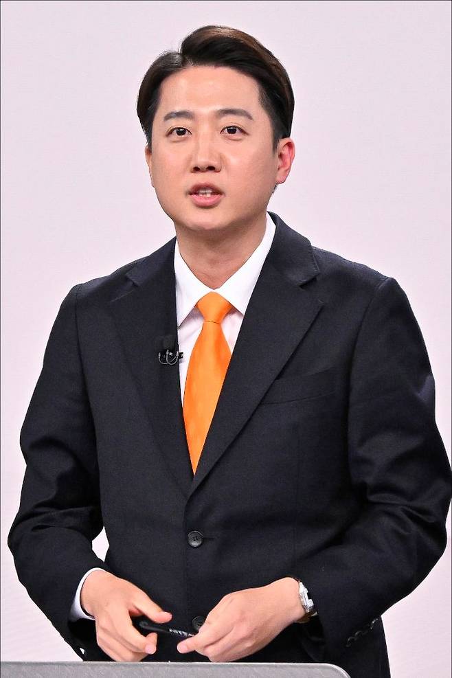 이준석 개혁신당 대선 후보가 18일 서울 마포구 SBS프리즘타워에서 열린 중앙선거방송토론위원회 주관 제21대 대통령선거 후보자토론회에서 발언하고 있다. ⓒ국회사진취재단