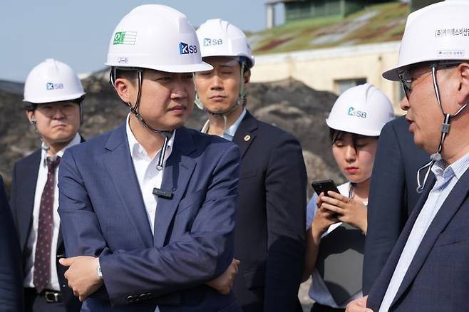 이준석 개혁신당 대선 후보가 19일 광주 북구 복합쇼핑몰 더현대광주 예정부지에서 현장 관계자와 이야기를 나누고 있다. ⓒ이준석 캠프