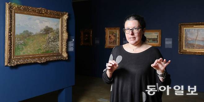 전시를 총괄한 시모나 바르톨레나 큐레이터가 클로드 모네, 알프레드 시슬레 작품이 있는 인상주의 방에서 전시를 설명하고 있다. 박형기 기자 oneshot@donga.com