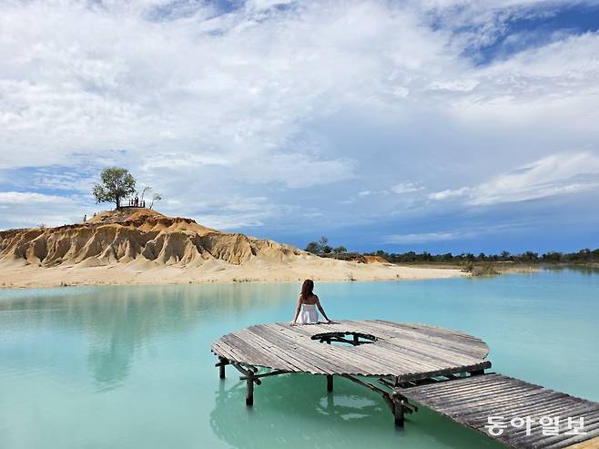 빈탄섬의 모래사막과 신비스런 물빛을 감상할 수 있는 블루레이크.