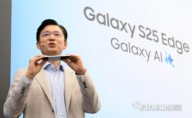 임성택 삼성전자 한국총괄장 부사장이 서울 강남구 삼성 강남에서 열린 'Galaxy S25 Edge : Beyond slim'행사에서 갤럭시S25엣지를 소개하고 있다.