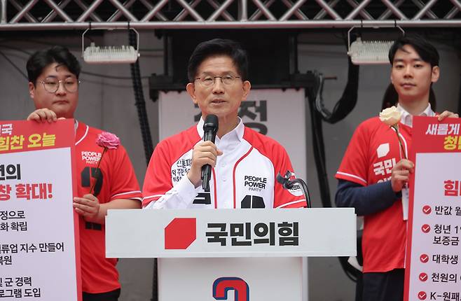 국민의힘 김문수 대선 후보가 19일 서울 청계광장에서 청년 정책 공약 발표를 하고 있다.
