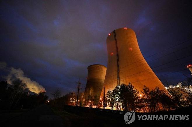 지난 2023년 4월10일(현지시간) 독일 서부 린겐의 원자력 발전소 냉각탑.AFP연합뉴스