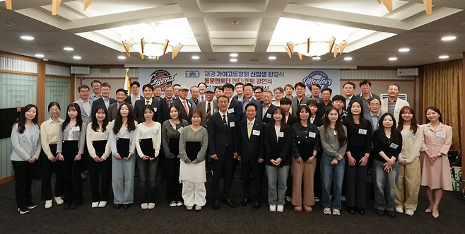 부산 가야고 선후배들이 서울 중구 한국프레스센터에서 신입생 환영식, 멘티-멘토 결연식, 장학금 전달식을 가진 뒤 기념촬영을 하고 있다. 가야고 동문회 제공