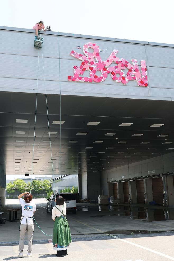 박정혜씨가 12일 경북 구미시 한국옵티칼하이테크공장 고공농성장에서 점심을 받고 있다. 백소아 기자 thanks@hani.co.kr