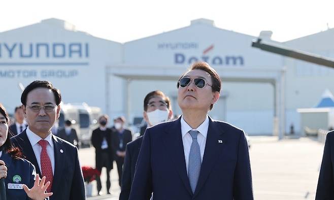 2022년 11월24일 오후 당시 대통령 윤석열이 경남 창원시 현대로템을 방문해 전시 장비를 관람하고 있다. 빨간 넥타이에 안경 쓴 이가 이용배 현대로템 대표이사다. 연합뉴스