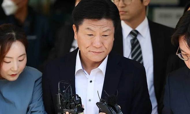 이태원 참사 부실대응 등의 혐의로 금고 3년형을 받은 이임재 전 용산경찰서장이 지난해 9월30일 오후 서울 마포구 서울서부지법 열린 선고공판을 마치고 법원을 나서고 있다. 정용일 선임기자 yongil@hani.co.kr