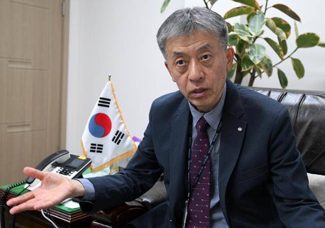 서영준 영월의료원장이 9일 강원 영월군 영월의로원에서 한국일보와 인터뷰하고 있다. 서 원장은 직원들에게 병원 공간을 모두 내주고, 병원 옆 다른 건물에 사무실을 마련해 일하고 있다. 예전에 어린이집이었던 곳이라고 한다. 영월=김표향 기자