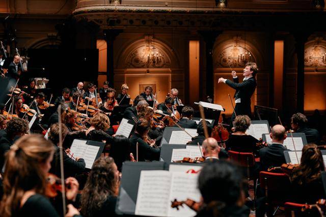 9일 클라우스 메켈레가 지휘하는 로열 콘세르트헤바우 오케스트라가 말러 교향곡 1번을 연주하고 있다. 콘세르트헤바우 제공 ⓒEduardus Lee