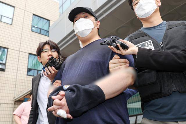 서울 강북구 미아동 마트에서 흉기를 휘둘러 1명을 살해하고 1명을 다치게 한 김성진이 1일 서울 강북경찰서에서 검찰로 구속 송치되고 있다. 뉴스1