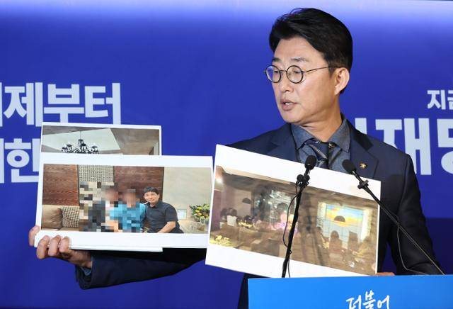 더불어민주당 노종면 선대위 대변인이 19일 서울 여의도 당사에서 "윤석열 전 대통령의 내란 혐의 사건 재판장인 지귀연 서울중앙지법 부장판사가 유흥업소에서 접대받았다"라는 의혹을 제기하며 관련 사진을 공개하고 있다. 연합뉴스