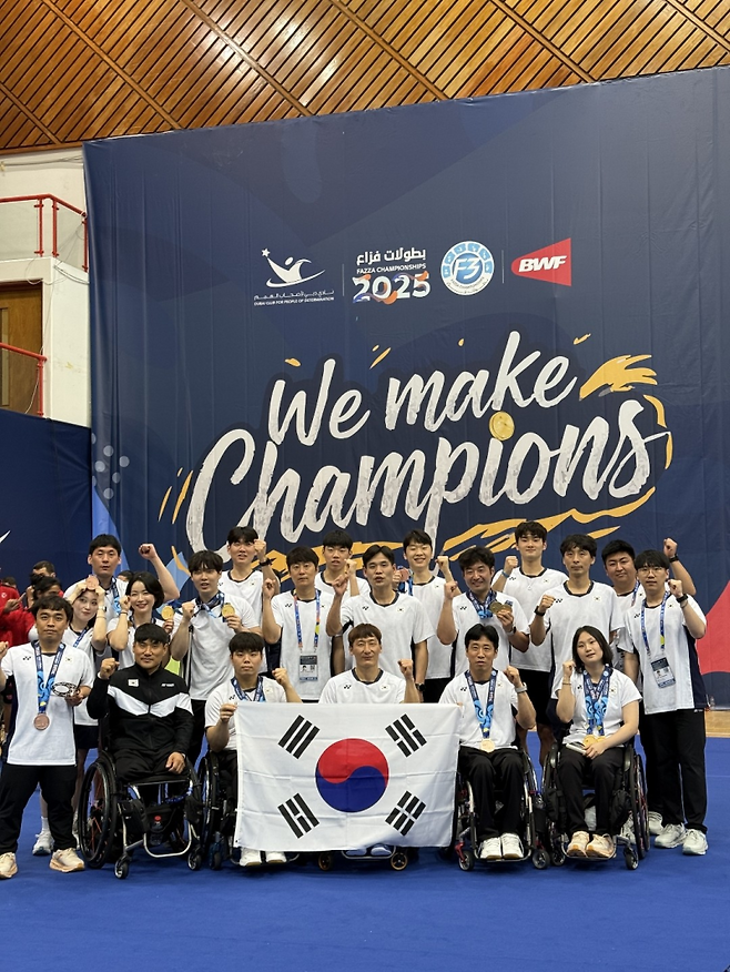2025년 두바이 장애인배드민턴 국제대회 – Level 2 대회 단체사진. 대한장애인배드민턴협회 제공