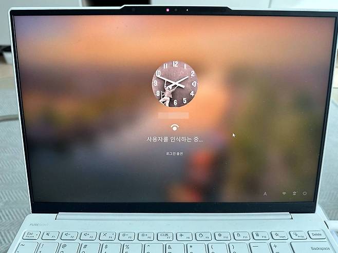 윈도우 헬로는 생체 인식 기반의 사용자 인증 시스템으로, 얼굴 인식, 지문 인식, PIN을 지원합니다 / 출처=IT동아