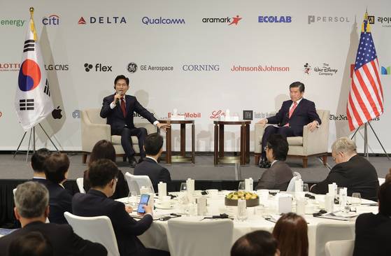 19일 제임스 김 암참 회장과 대담 나누는 김문수 국민의힘 대선 후보. 연합뉴스