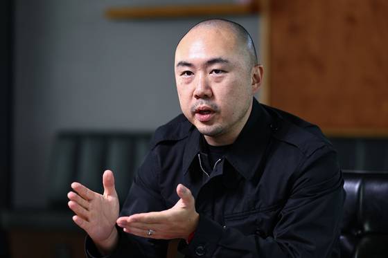 민머리에 검정 사파리와 면바지는 김정균 대표의 트레이드 마크다. 첫 아이 돌 즈음 배냇머리를 민 이후로 같이 민머리를 유지하고 있다. 검정 사파리와 검정 바지는 옷에 신경쓰기 싫어서라고 답했다. 김종호 기자