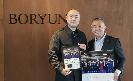 김정균(왼쪽) 보령 대표가 지난 7일 서울 북촌 보령 사옥에서 와카타 고이치(若田光一·) 액시엄 스페이스 CTO와 함께 섰다. 최준호 기자