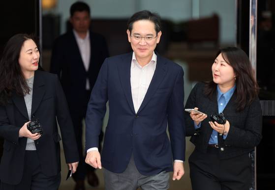 일본 출장을 마친 이재용 삼성전자 회장이 지난 9일 서울 강서구 김포비즈니스항공센터(SGBAC)로 귀국하고 있다. 뉴시스