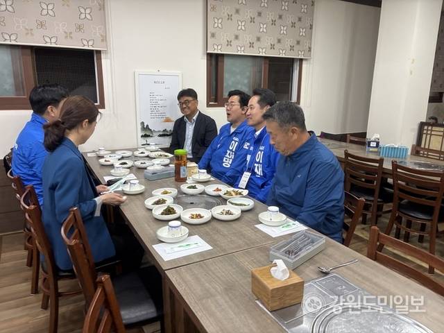 ▲ 민주당 박찬대 상임총괄선거대책위원장이 19일 홍천읍 한 식당에서 야4당 도당위원장들과 오찬 자리를 가졌다. 유승현