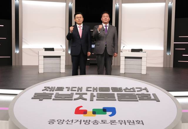 ▲ 무소속 황교안(왼쪽), 송진호 대선 후보가 19일 서울 마포구 상암동 SBS 프리즘센터 스튜디오에서 열린 제21대 대선 초청 외 후보자 토론회 시작에 앞서 기념촬영을 하고 있다. 중앙선거방송토론위원회 제공