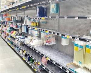 17일(현지시간) 미국 뉴저지 티터버러에 있는 월마트 매장. 학용품, 장난감, 어린이용 액세서리를 파는 선반이 텅 비어 있다. 뉴욕=박신영 특파원