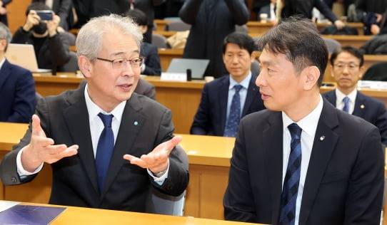 이복현 금융감독원장과 임종룡 우리금융지주 회장(왼쪽)이 지난 2월 13일 서울 한국금융연수원에서 열린 사외이사 양성 및 역량 강화 업무협약식에서 대화하고 있다. 사진=김범준 한국경제신문 기자