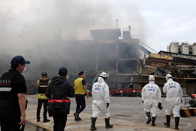 금호타이어 광주공장 화재 발생 사흘째인 19일 광주 광산구 금호타이어 2공장에서 국과수, 소방, 경찰 등 관계자들이 현장 조사에 나서고 있다. 연합뉴스