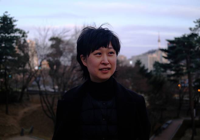 송이원은 한국에서 나고 자란 대만 국적 화교 3세다. 출생지 한국은 차별을 경험하는 공간이자, 애정을 가진 사람들이 사는 곳이다. 그는 이곳을 민주적이고 평등한 곳으로, 다양성과 인권을 보장하는 곳으로 만들고 싶어한다. 윤석열 탄핵 집회에 참여한 것도, 성소수자 운동을 이어가는 것도 이런 열망의 연장선이다. 김종목 기자