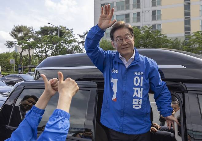 더불어민주당 이재명 대선후보가 17일 광주광역시 서구 김대중컨벤션센터 광장에서 열린 집중 유세를 마친 뒤 유세장을 떠나며 시민들과 인사하고 있다. 연합뉴스
