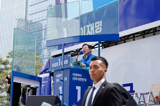 더불어민주당 이재명 대선 후보가 19일 서울 용산역광장에서 열린 집중유세에서 시민들에게 지지를 호소하고 있다. 공동취재사진