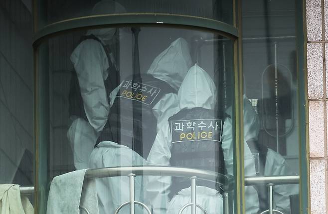 19일 경기 시흥의 편의점과 체육공원 등에서 50대 중국동포가 시민 2명을 잇달아 흉기로 찌르는 사건이 발생해 경찰이 수사에 나선 가운데 용의자의 자택과 그 주변에서 시신 2구가 발견됐다. 사진은 편의점 인근 건물에서 과학수사대원들이 감식을 위해 이동하는 모습. 연합뉴스